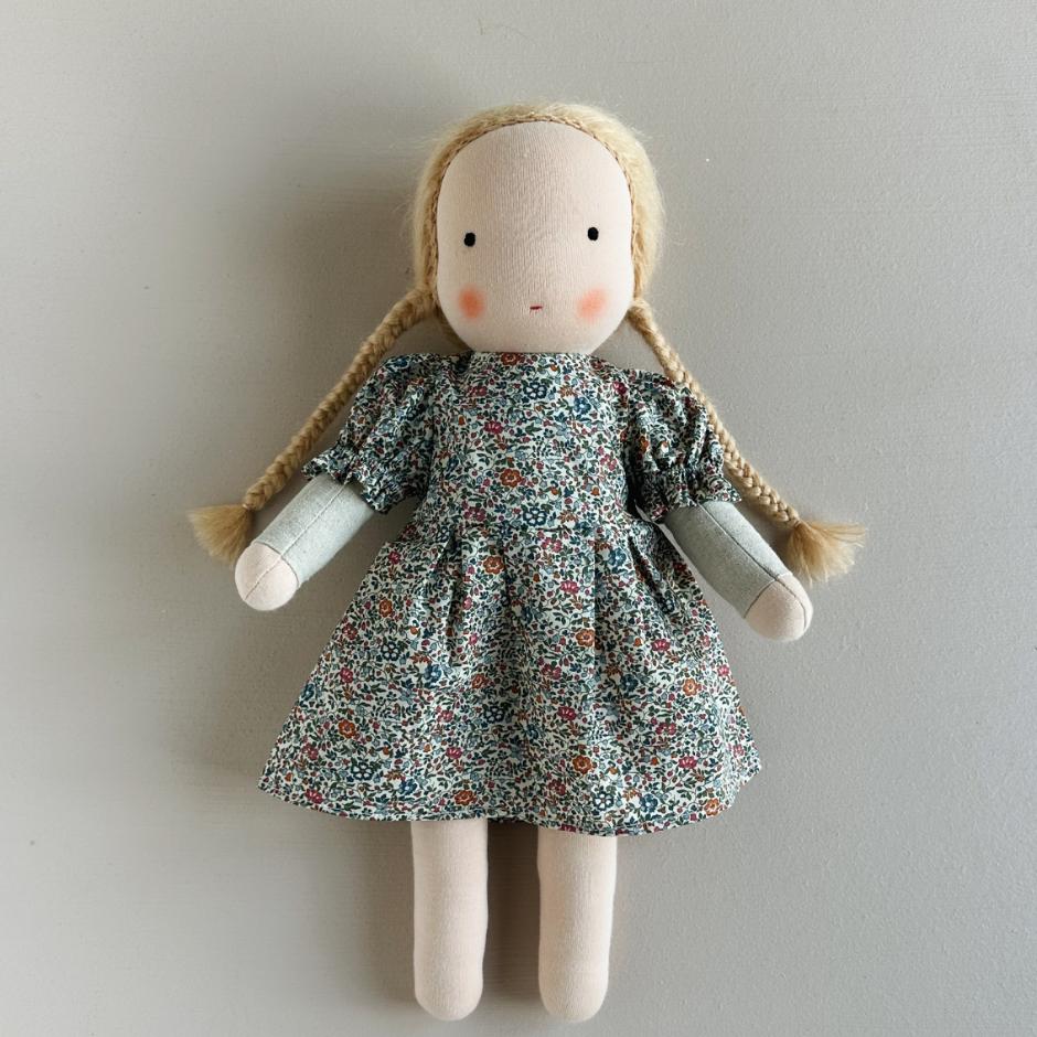 Little Kin Abigail dukke