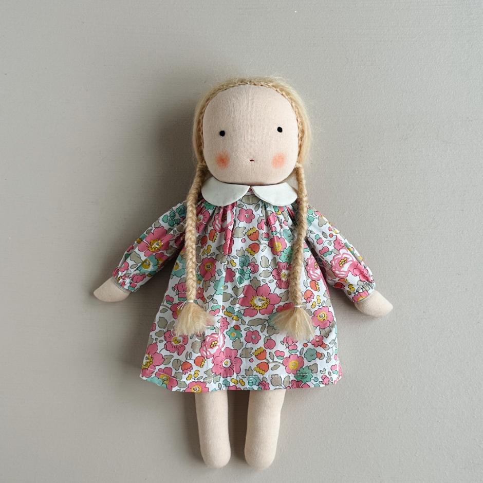 Little Kin Alma dukke