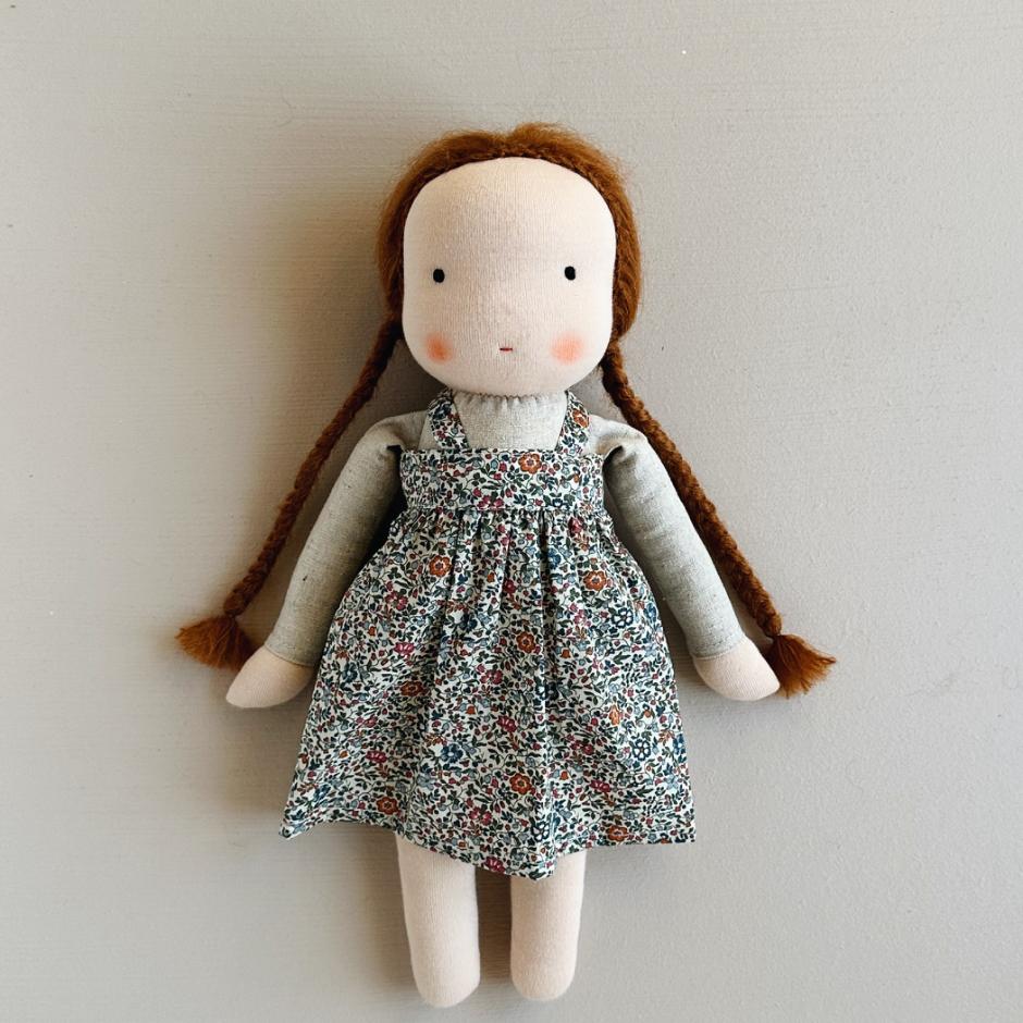 Little Kin Evelyn dukke