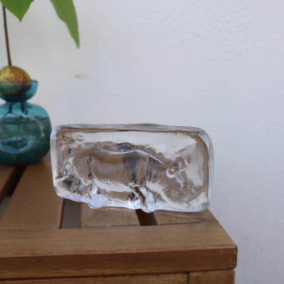 Glasrelief Næsehorn