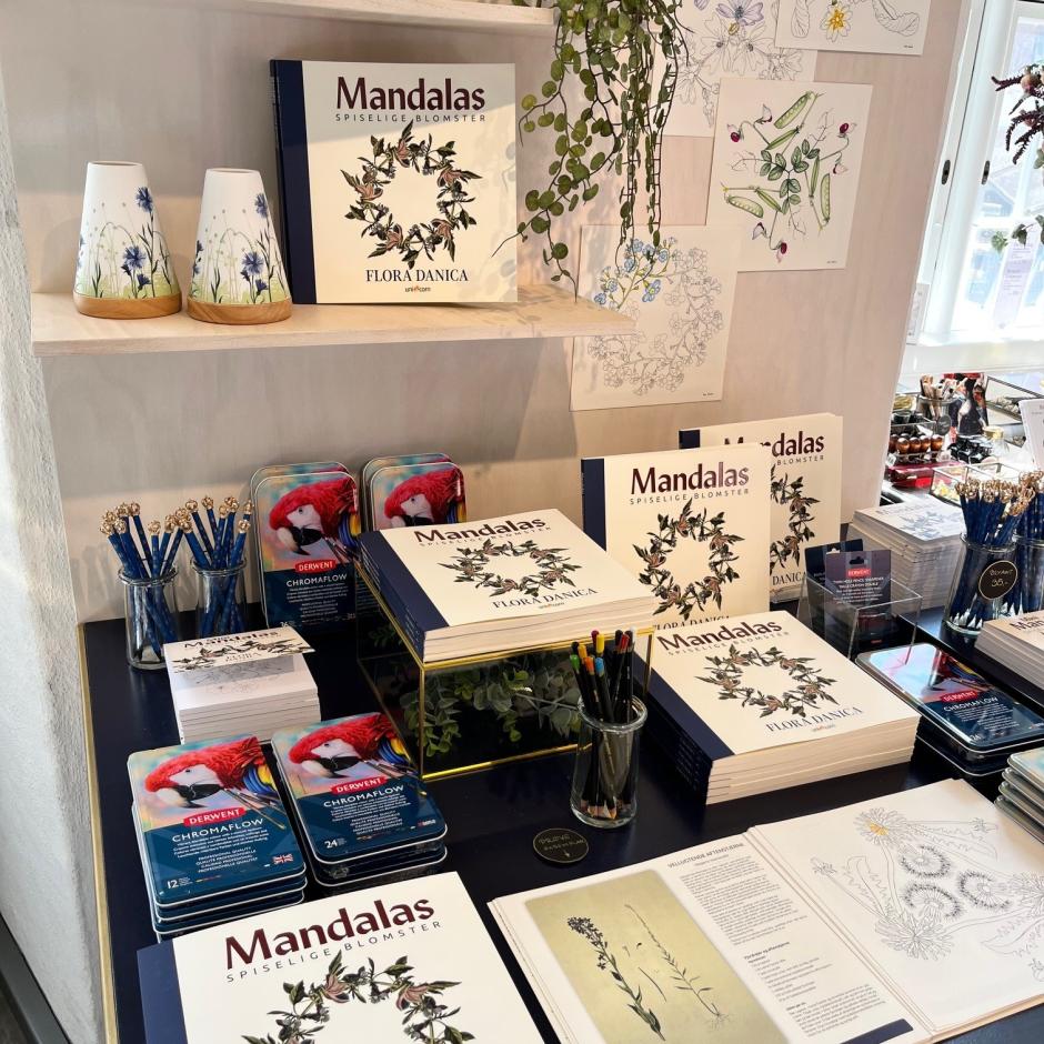 Flora Danica Mandalas malebog med spiselige blomster